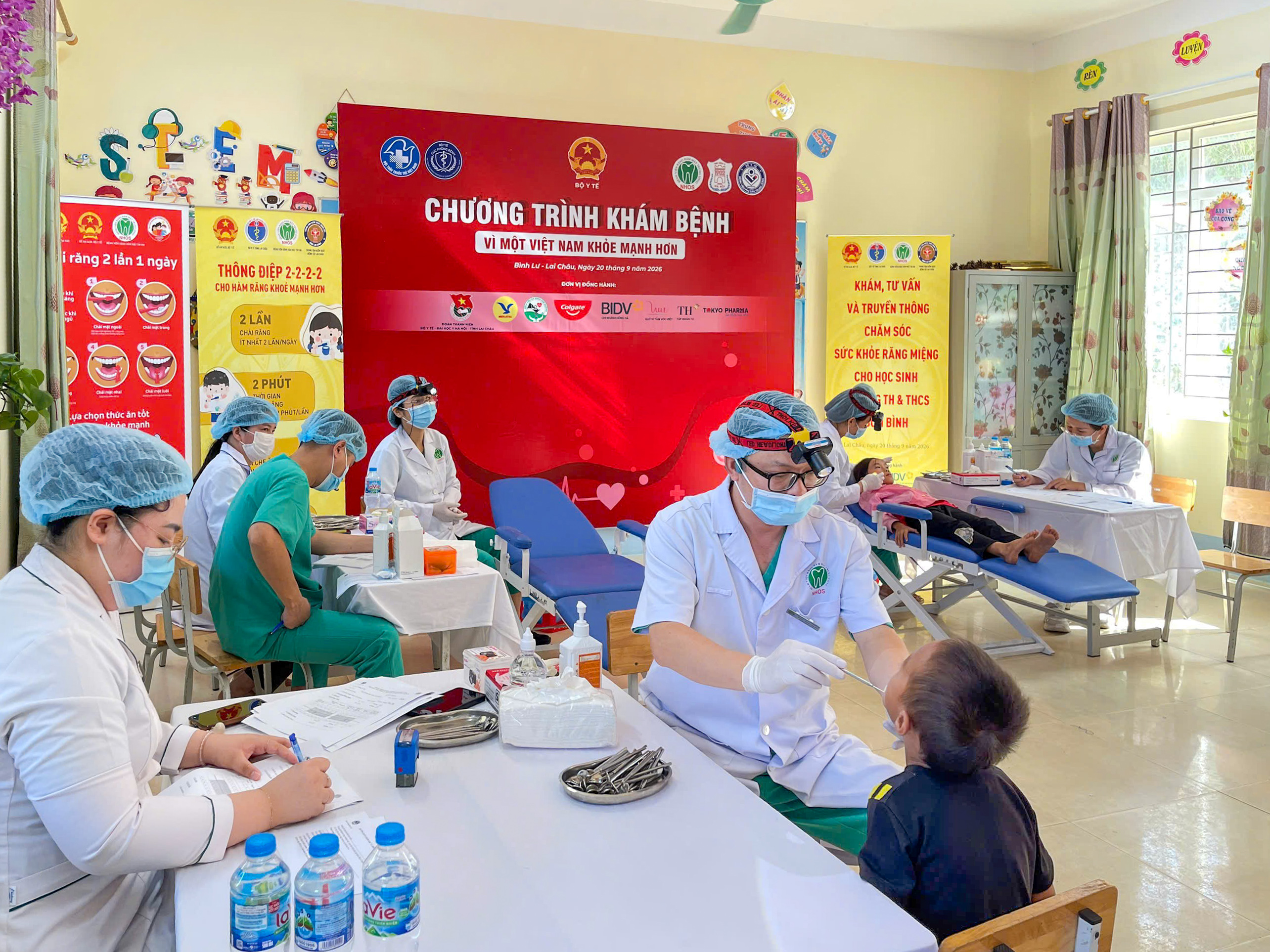 Các bác sĩ khám và tư vấn sức khỏe răng miệng cho các em học sinh